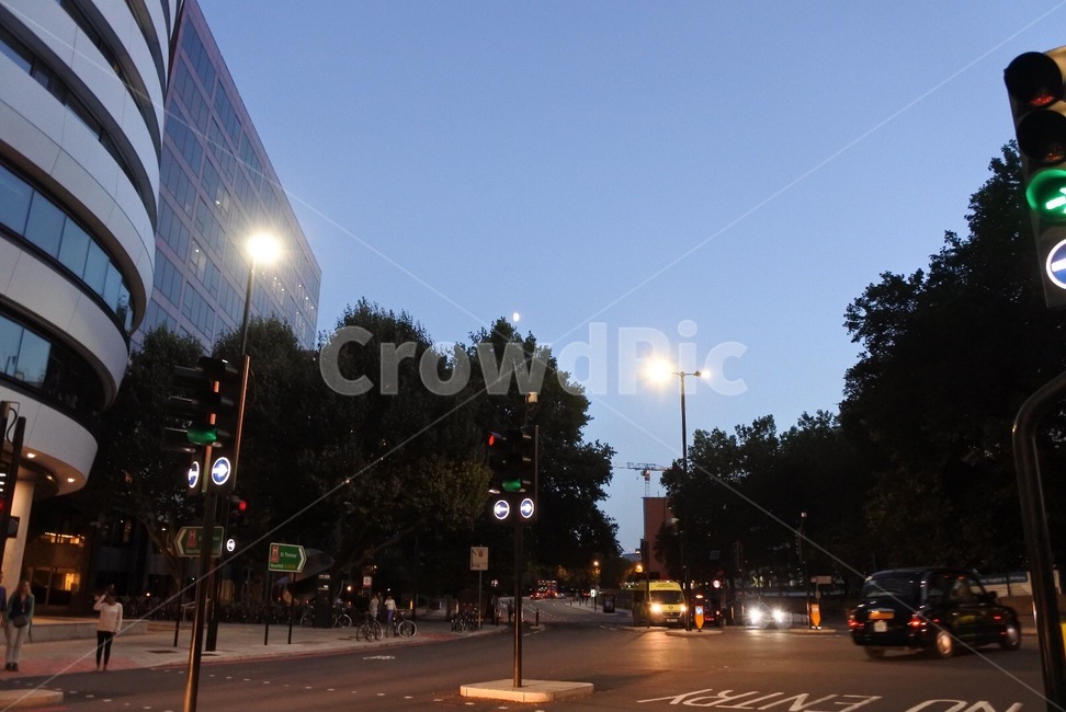영국,도로,길거리,가로등,해질때,어스름,도시,풍경,city,landscape,road,intersection,교차로,asphalt,아스팔트,car,차,automobile,자동차,vehicle,차량,transportation,교통