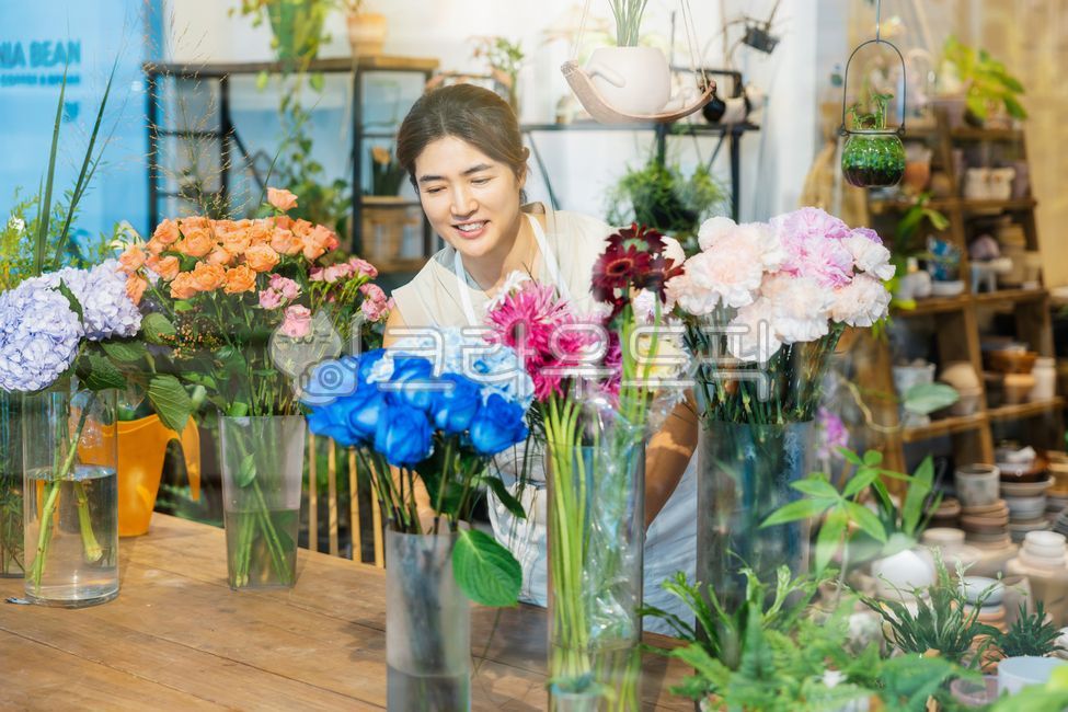 소상공인,플로리스트,비즈니스,상인,상점,홈가드닝,화분,꽃집,식물,플랜테리어,원예,실내,직업,작업,점주,직업인,한국인,꽃꽃이,소매업,주인,손질,관리,운영,얼굴,여자,앞치마,젊은여자,원데이클래스,동양인,플라워