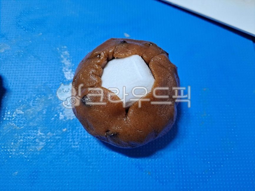 cookie,blue,chocolate chips,marshmallow,Chocolate Chip Cookies,cutting board