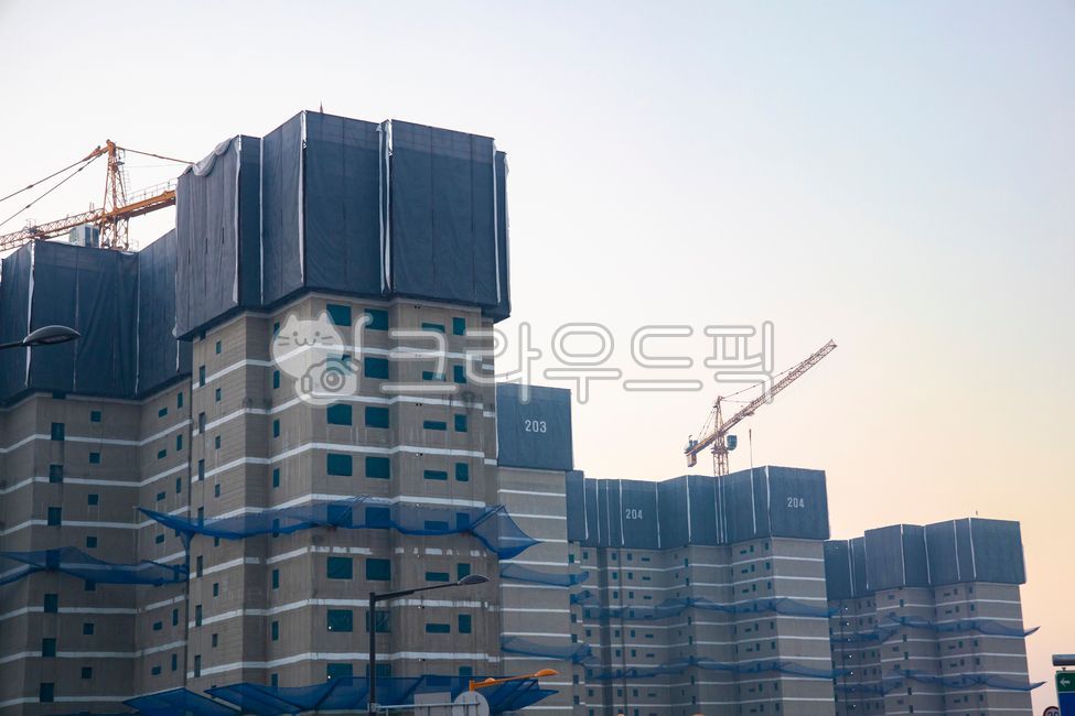 sky,erection,crane,city,screen,safety net,house,new construction,building,construction crane,Apartment complex,only,tower crane,window,Under construction,high rise,high rise building,apartment,architecture