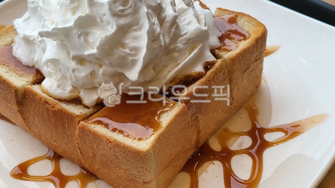 허니브레드,생크림,카라멜,시럽,음식,bread,빵,휘핑크림,whippedcream,접시,디저트