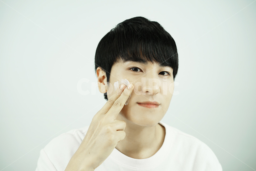 남자,뷰티,스킨케어,피부관리,화장품,로션,beauty,skincare,cosmetic,남성,lotion,그루밍족,사람,인물,인간,human,person,얼굴표정,facial expression,face,남성,남자,man,male,감정표현,기분,feeling,emotion,뷰티,미용,beauty treatment