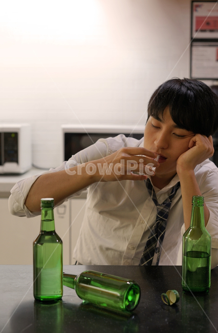 남성,남자,술,음주,과음,숙취,소주,소주병,알콜,취객,사람,인물,인간,human,person,남성,남자,man,male,술,주류,alcohol