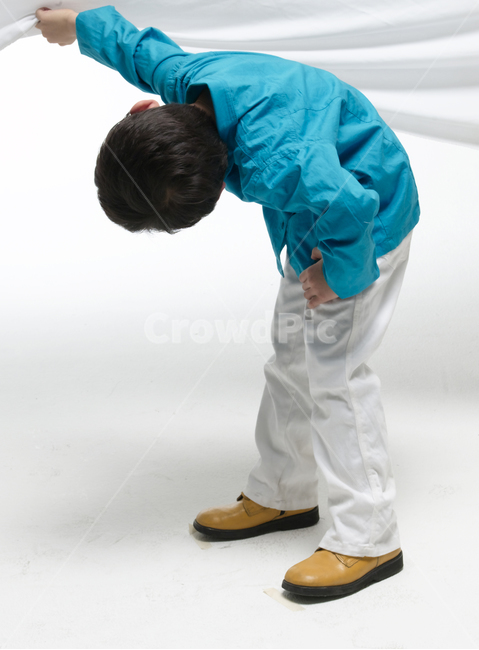 남자,아이,천,들기,엿보기,연출,사람,인물,인간,human,person,어린이,어린아이,child,children,kid