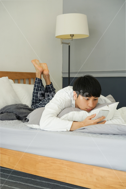 침대,침실,방,실내,집,하우스,남자,남성,이불,bed,휴식,휴일,집돌이,집콕,방구석,일상,사람,인물,인간,human,person,남성,남자,man,male