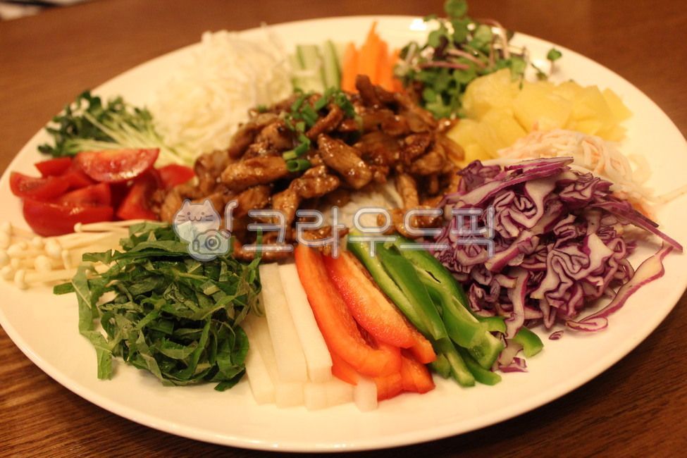 cabbage,onion,rice noodles,tomato,vegetable,pork,pimento,paprika,Vietnamese food,healthy food,Vietnamese spring roll,carrot