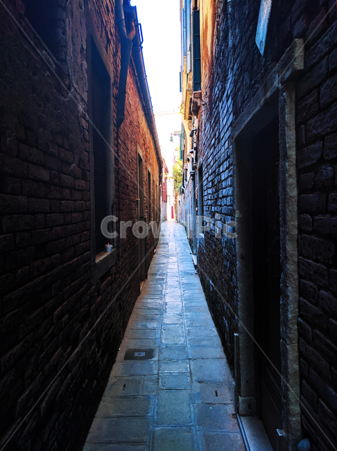 이탈리아,베니스,골목길,길,조용함,골목길,alley,해외,외국,세계,foreign,oversea,world,building,건물,urban,어반,town,도시,road,도로,city,시티,street,거리,walkway,보도,path,통로,flagstone,판석