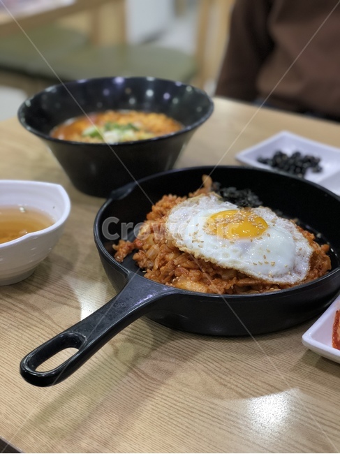 김치볶음밥,볶음밥,한식,한국요리,퓨전한식,계란,계란후라이