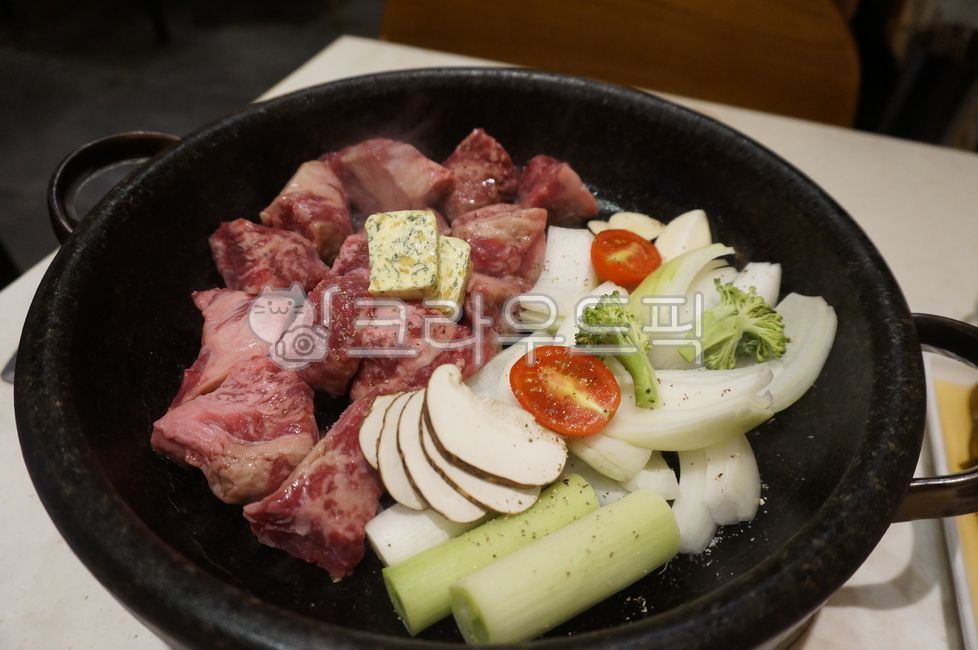butter,Teppanyaki,meat,Korean,beef,green onion,tomato,mushroom,food