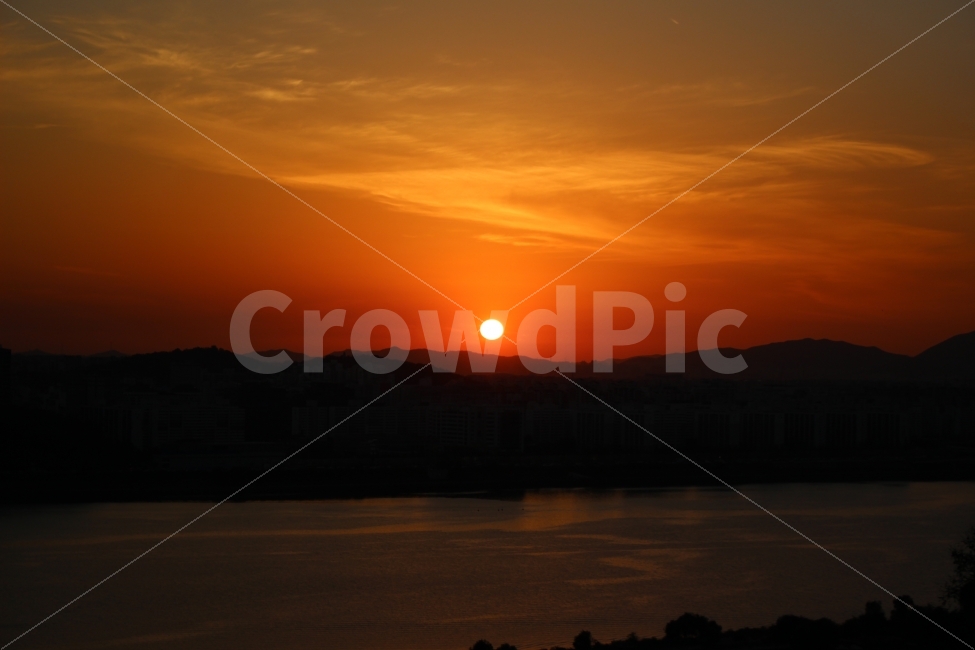 일출,아침,자연,산,태양,햇빛,여행,자연,풍경,nature,landscape,outdoors,옥외,sky,하늘,dusk,황혼,sunset,일몰,red sky,붉은 하늘,dawn,새벽,sunlight