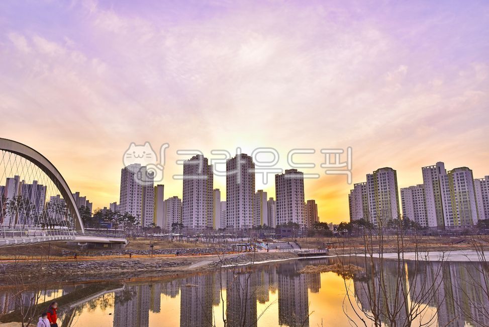 미사신도시,아파트단지,신도시,분양,부동산,하우스,주거지,청약,호수,highrise,고층건물,city,도시,urban,town,건물,building,도시의,석양,해질무렵,노을,황혼,물,임대,매매,배경,백그라운드,옥외,반영,물그림자,평화로움,해질녘,다리