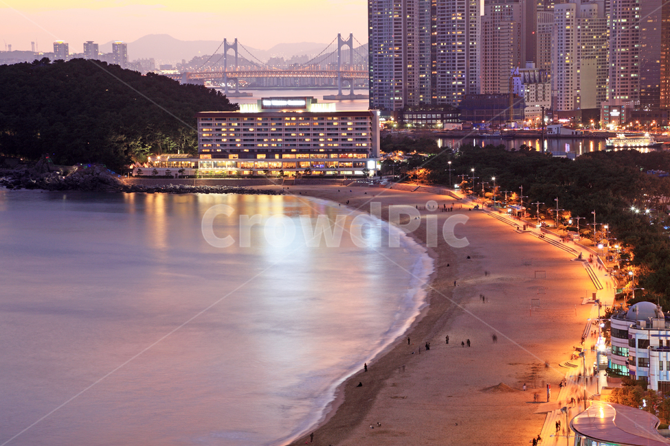 해운대,해수욕장,해운대해수욕장,야경,저녁,밤,명소,모래사장,백사장,바다,풍경,사람,사람들,건물,빌딩,비치,불빛,조명,야간,해안,해안가,호텔,광안대교,부산,한국,하이뷰,하이앵글,탑뷰,탑앵글,아름다운,해변,바다,beach,sea