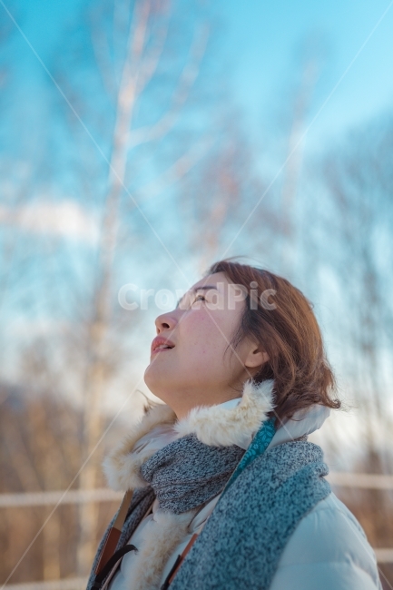 겨울,청량함,자작나무숲,강원도,원대리,눈,하늘,맑음,모델,인물사진,깨끗함,겨울,계절,winter,season,사람,인물,인간,human,person,얼굴표정,facial expression,face,여성,여자,woman,female,lady,감성,sensible,feeling,휴식,힐링,rest,relaxation,healing