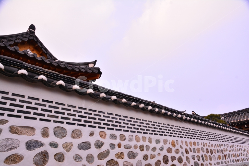 한옥,전통,북촌,하우스,기와집,서울,명소,관광지,투어,민속,보존,역사,HISTORY,HOUSE,SEOUL,TOUR,CULTURE,TRADITIONAL,KOREA,한국,가볼만한곳,담장,벽,처마,나무,우드,곡선,한국의미,아름다움,건축,장인,집,주거지,한국전통,한국문화,korean traditional,korean culture,건축물,건물외관,exterior,building,structure,architecture,construction