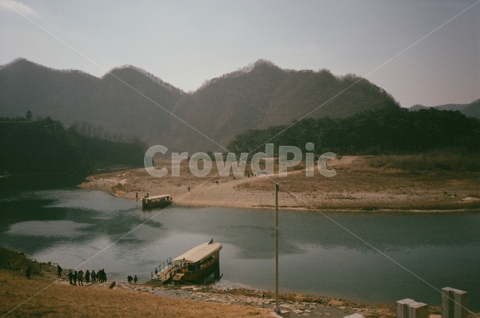 강,산,river,mountain,나루터,water,물,자연,nature,outdoors,옥외,경치,풍경,landscape,배,boat,필름,필름사진,film