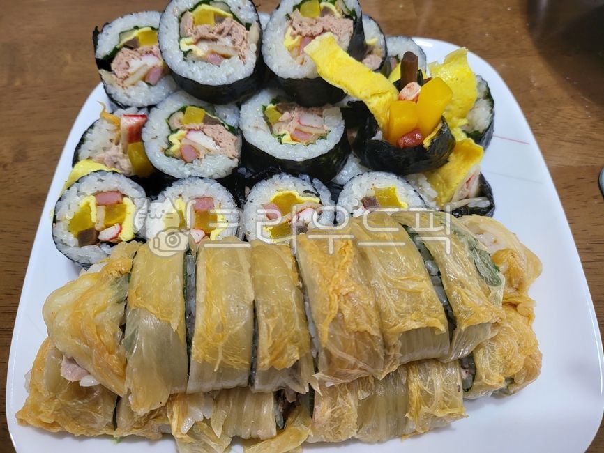 김밥,참치김밥,김치김밥,참치마요네즈김밥,묵은지,김치,단무지,김,햄,맛살,계란,우엉,밥,참치,마요네즈,깻잎,음식,먹다,식사