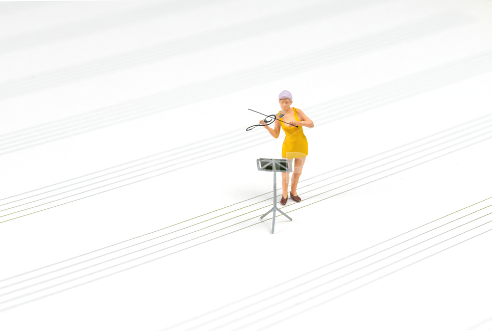 바이올린,violin,클래식,바이올린연주,연주자,뮤지션,보면대,높은음자리표,오선노트,음악노트,오선보,violinst,music,classic,classicmusic,바이올린솔로,연주,연출,컨셉,콘셉,direction,concept,악기,음향기기,musical instrument,musical equipment
