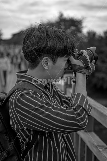 사진작가,흑백,남자,dslr,human,인간,person,집중하는남자,아웃포커싱,인물,카메라,작가,줄무니,줄무늬,줄무늬셔츠,셔츠,스트라이프,스트라이프셔츠,가방,블랙엔화이트,블랙화이트,그레이,사진작가,포토그래퍼,photographer,흑백,모노톤,monochrome,black and white