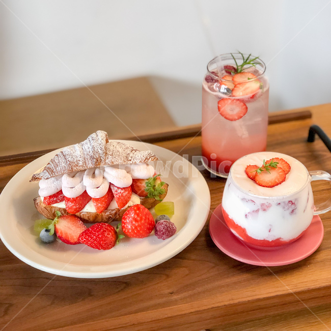 카페,딸기,음료,크로와상,디저트,음식,식재료,요리,food,cook,meal,dishes,food reserves,디저트,간식,후식,dessert,snack,음료수,drink,beverage