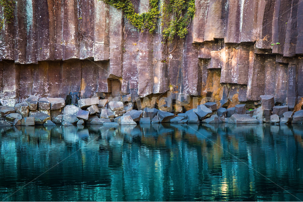 outdoors,옥외,nature,자연,제주도,호수,연못,절벽,바위,물,lake,water,rock,boulder,bluff,blue,자연,풍경,nature,landscape