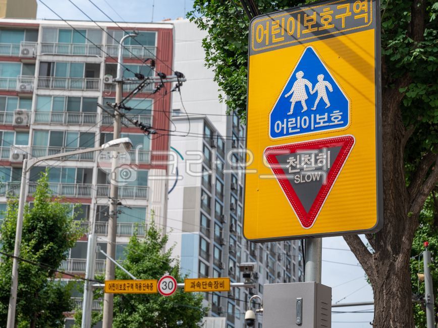 speed limit,Childrens protection zone,Speeding,sign,yellow,life,surveillance camera,protected area,crosswalk,children,safety,intersection,no speeding,warning,caution,prevention,traffic,speed control,Traffic Accident,safe speed,crossing,traffic safety,scho