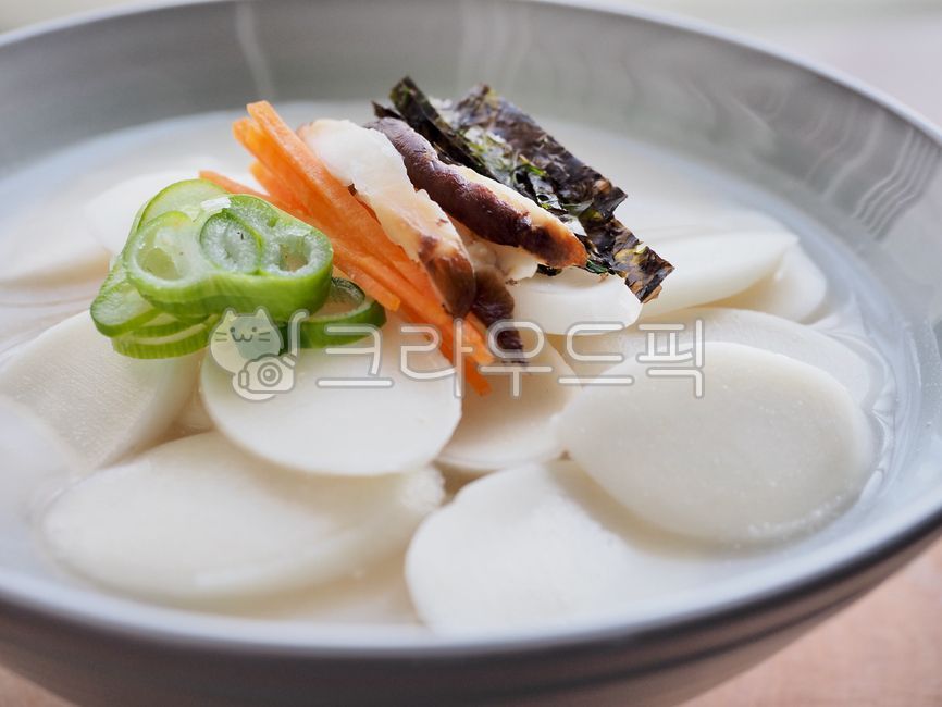 떡국,떡,한식,한국전통음식,한국음식,한국문화,음식,배경,음식문화,웰빙,웰빙음식,설날,식사,설날음식,명절,명절음식,흰색,국물,채소,야채,아시아음식,파,당근,떡국떡,koreantraditionalfood,koreanfood,ricecakesoup,mochi,koreanculture,food,background,foodculture,wellbeing,wellbeingfood,newyear,meal,chinesenewyearfood,holiday,holidayfood,white,soup,vegetable,asianfood,wave,carrot,음식,식재료,요리,food,cook,meal,dishes,food reserves,한식,한국음식,한국요리,korean food,korean dishes,korean meal,korean cook