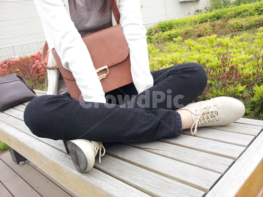 본인,휴식,갈색가방,shoes,앉은모습,가방,신발,베이지신발,베이지,의자,생각,내모습,여유