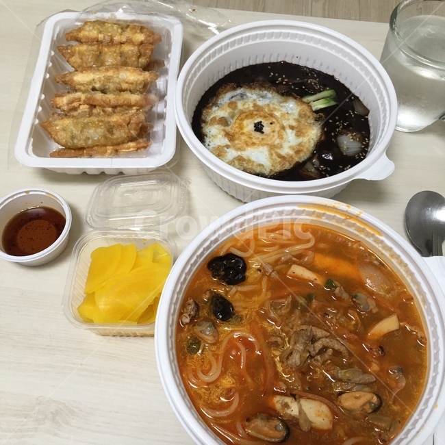 bowl,사발,meal,식사,dish,요리,food,음식,짜장면,짜장밥,군만두,짬뽕,짬뽕밥,중국집,배달,배달음식,면요리