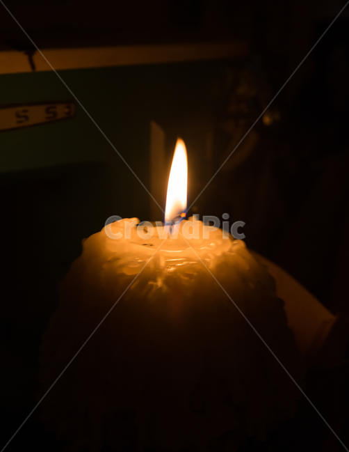 촛불,초,촛농,양초,향초,불,불꽃,어둠,밝음,명암,분위기,따뜻함,환한,인테리어,오브젝트,생각,명상,추모,희생,불빛,밝힘,밤,희망
