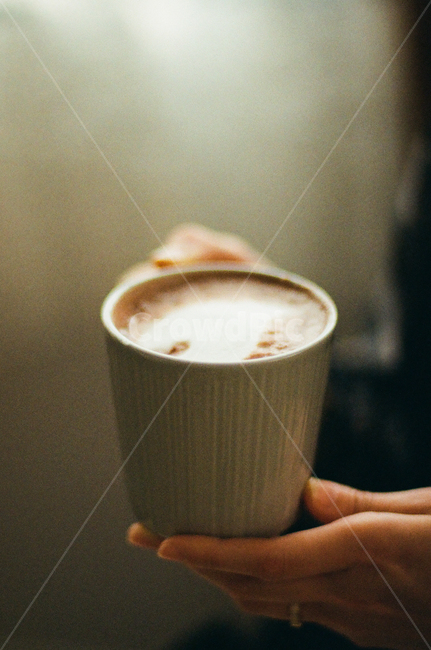 필름,필름카메라,찻잔,커피,라떼,카페,감성,후식,디저트,필름사진,잔,유리잔,손,사람,따뜻함,coffee,cafe,film,filmcamera,sensitive,glass,hand,healing