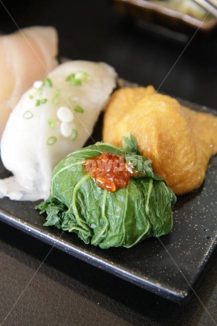 호박잎,호박쌈,점심,모듬초밥,유부초밥,음식,식재료,요리,food,cook,meal,dishes,food reserves,수산물,해산물,fishery products,seafood,일식,일본음식,일본요리,Japanese food,Japanese dishes,Japanese meal,Japanese cook