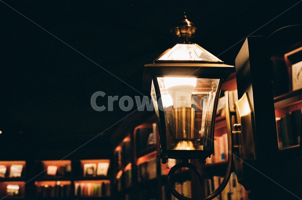 조명,전구,서점,lights,bookstore,bulb,따뜻함,필름사진,filmphoto,감성,sensible,feeling,사물,물건,오브젝트,thing,object,matter