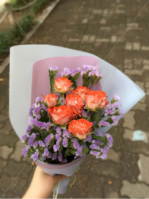 꽃다발,꽃,꽃선물,장미꽃,손,꽃,flower,사람,인물,인간,human,person,신체일부,몸,body,기념일,축하,anniversary,congratulation,celebrate,celebration
