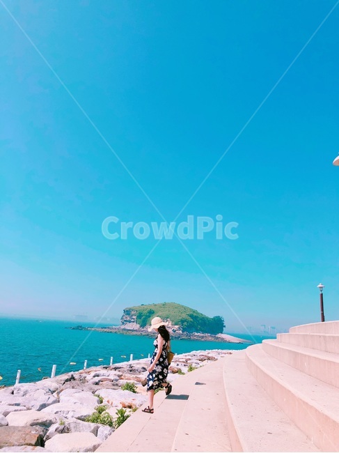 바다,해안가,여름,산책,바닷가,대부도,해변,휴식,휴가,방학,하늘,평화로운,편안한,힐링,치유,여유,여행,여행지,자연풍경,계절,사람,인물,인간,여성,여자,원피스,까만원피스,모자,챙넓은모자,파란,푸른,맑은,sea,coast,summer,walk,beach,break,vacation,sky,peaceful,comfortable,healing,leisure,travel,naturalscenery,season,person,woman,onepiece,blackdress,hat,widehat,blue,clear,옆모습,내려가는,계단,여름,계절,summer,season,사람,인물,인간,human,person,여성,여자,woman,female,lady,여행,휴가,traveling,vacation,trip,soil,흙