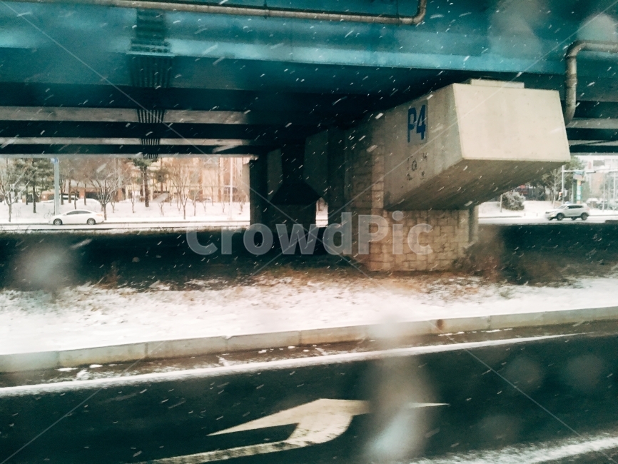 다리,도로,기둥,차도,화살표,도로표시,겨울,계절,winter,season,감성,sensible,feeling,교통,교통수단,traffic,transportation
