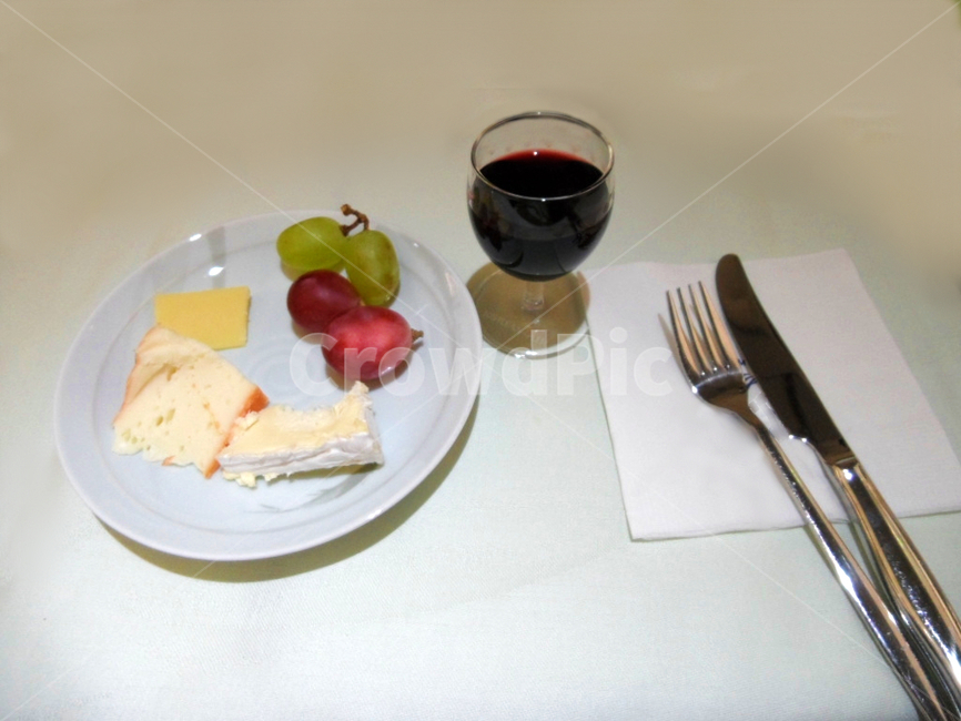 디져트,케익,치즈,포도,기내식,접시,와인,포크,나이프,음식,과일,냅킨,후식,dessert,cake,cheese,grape,wine,fork,knife,food