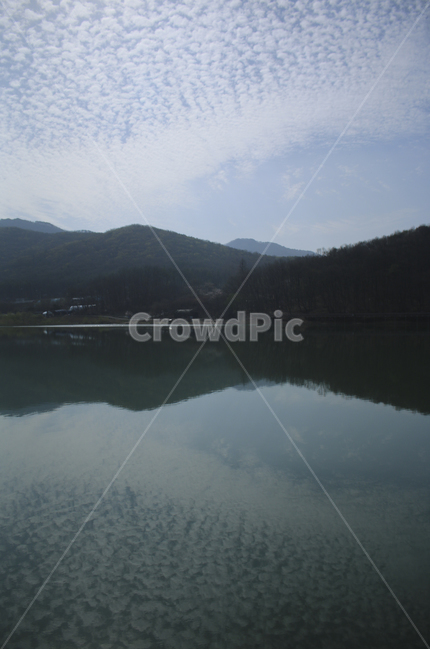 water,물,nature,자연,outdoors,옥외,reservoir,저수지,sky,하늘,cloud,구름,blue,파란,푸른,bluesky,푸른하늘,파란하늘,양떼구름,반사