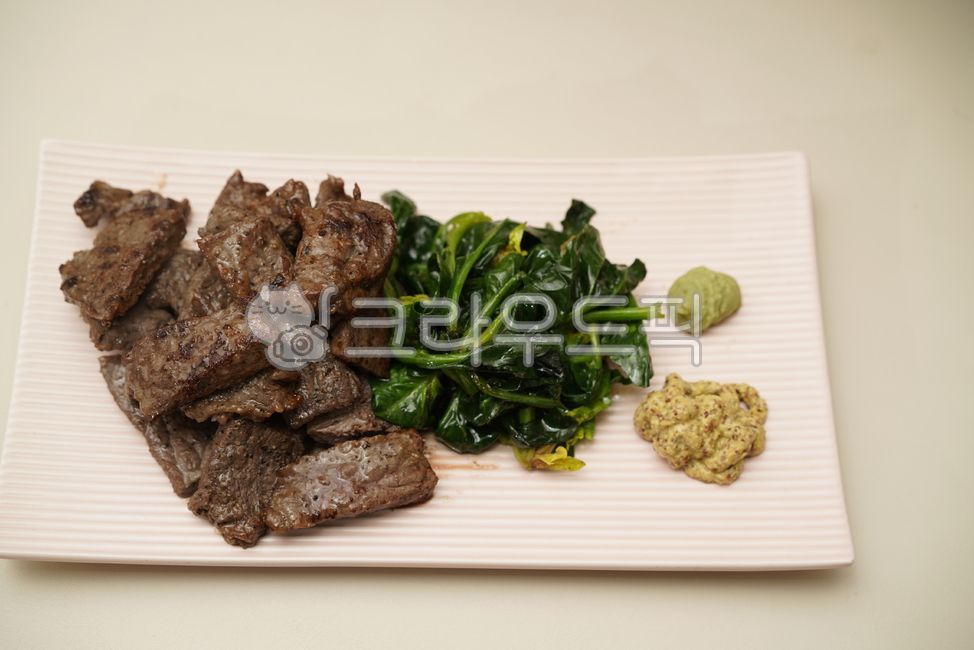 소고기,구이,고기,육류,육식,식사,안주,먹거리,음식,한우,meat,food,그릇,소스,시금치
