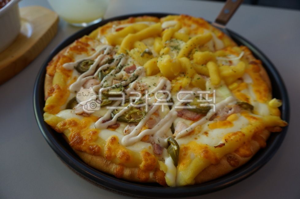 피자,고구마피자,치즈피자,dish,접시,food,음식,meal,식사,양식,밀가루,치즈,고기,야채,고기피자,치즈크러스트