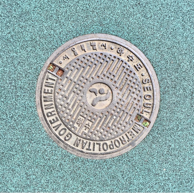 도로,맨홀,시설,도시환경,정물
