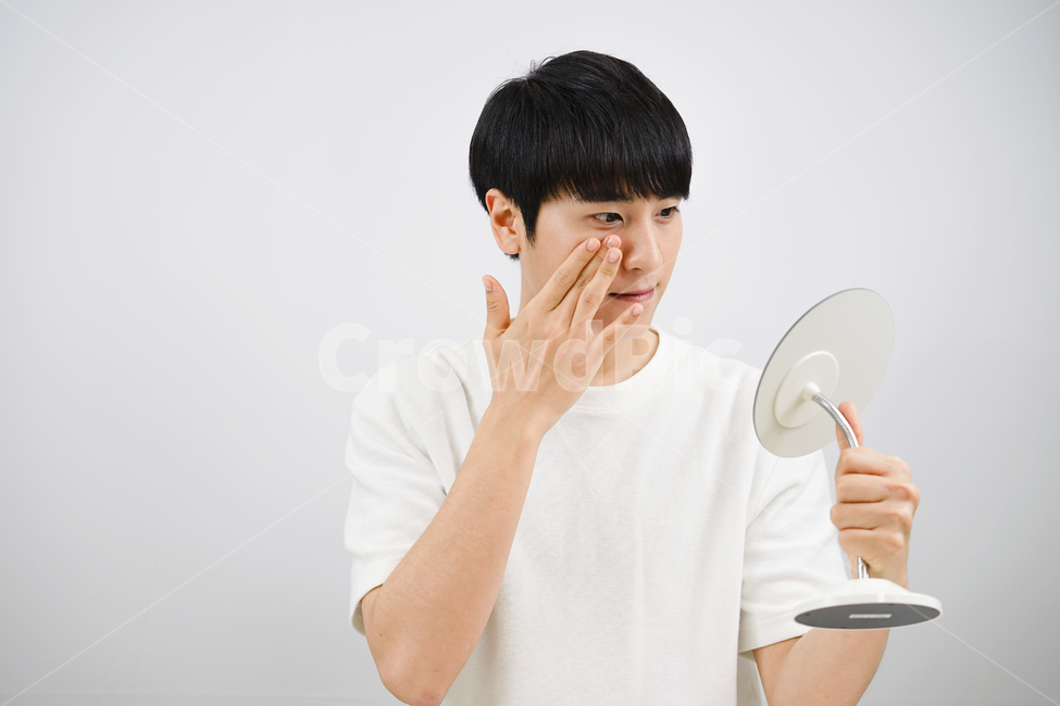 남자,뷰티,스킨케어,피부관리,화장품,로션,beauty,skincare,cosmetic,남성,lotion,그루밍족,거울,사람,인물,인간,human,person,남성,남자,man,male,뷰티,미용,beauty treatment