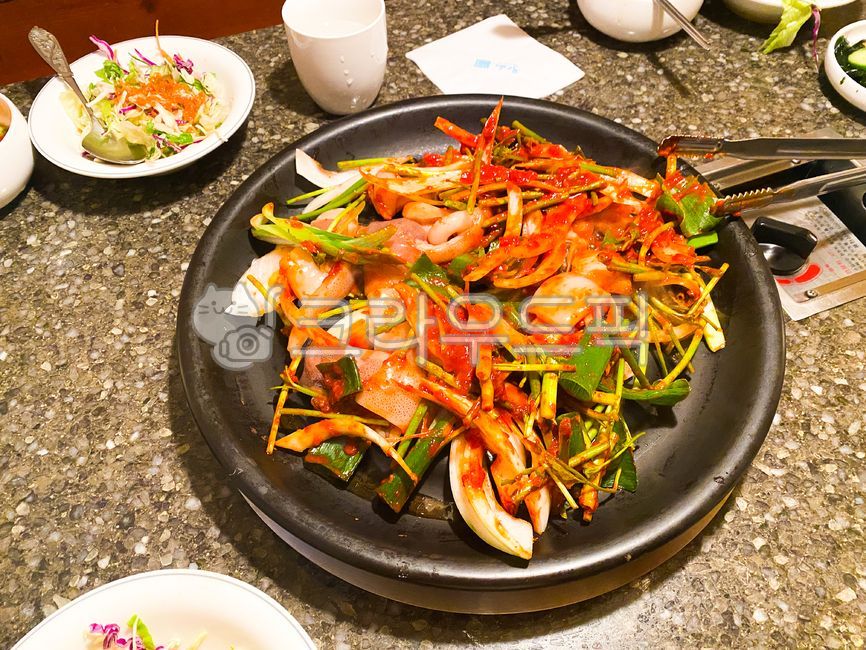 오징어,오징어요리,빨간맛,오징어볶음,해산물,식당,맛있는,dish,접시,food,음식,meal,식사,bowl,해산물볶음