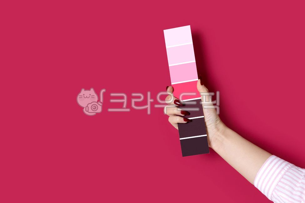 비바마젠타,마젠타,핑크,레드,제스쳐,동작,강조,주목,안내,들고있는,쥐고있는,움켜쥐다,빨간,디자이너,디자인,문구,문구류,분홍색,여자,여성,손,아이디어,크리에이터,창작,창작자,예술,예술가,미술,컬러칩,컬러,팔레트,강렬한,원색,손톱,손가락,테이블,스타일,패션