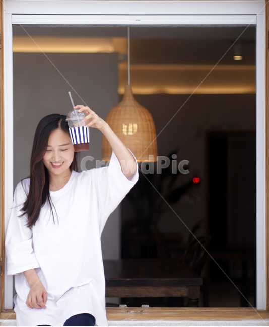 카페,여름,커피,얼음,여자,여성,인물,화이트,음료,미소,사람,인물,인간,human,person,여성,여자,woman,female,lady,커피,카페,coffee,cafe,인테리어,실내디자인,interior design
