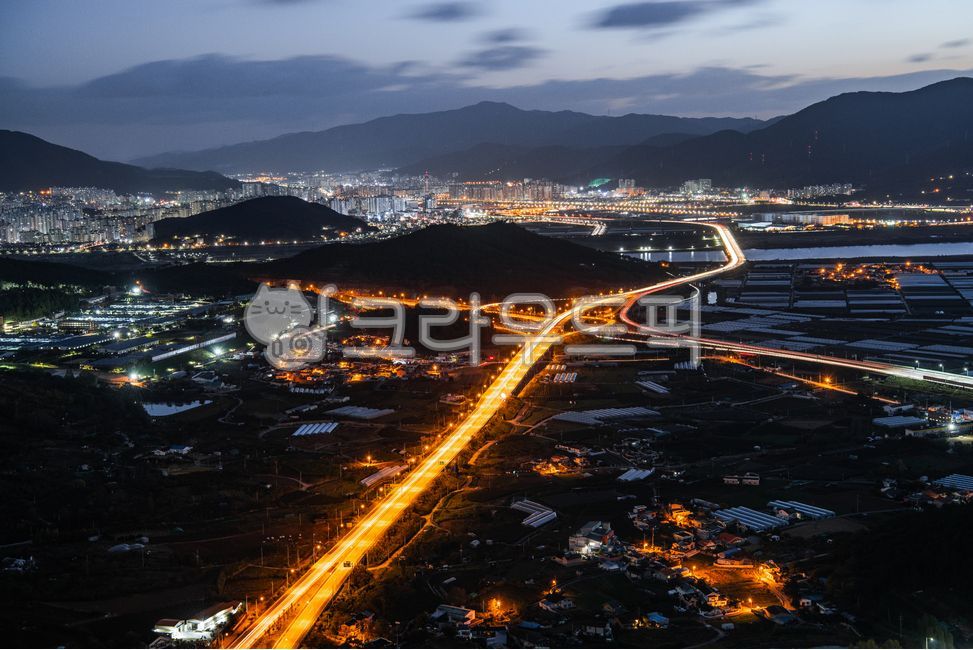 도시,지방도시,도로,궤적,고속도로,길,들판,시골,야경,야간,밤,새벽,장노출,조명,조명빛,불빛,빛,흔적,분기점,인터체인지