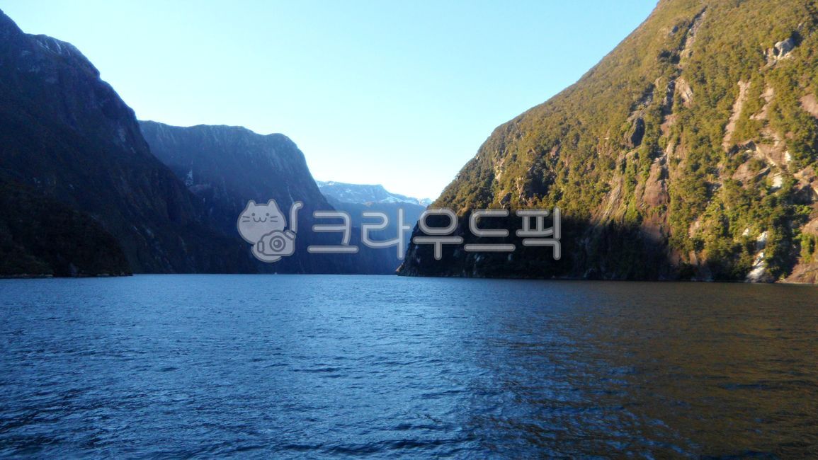 mountainrange,naturallandscape,straits,mountain,bodyofwater,mountainouslandforms,bay,sky,natural landscape,mountain range,water,strait,coast,body of water,promontory,newzealand,background,snow,south island,valley,southisland,valleys,cliff,mountainous land