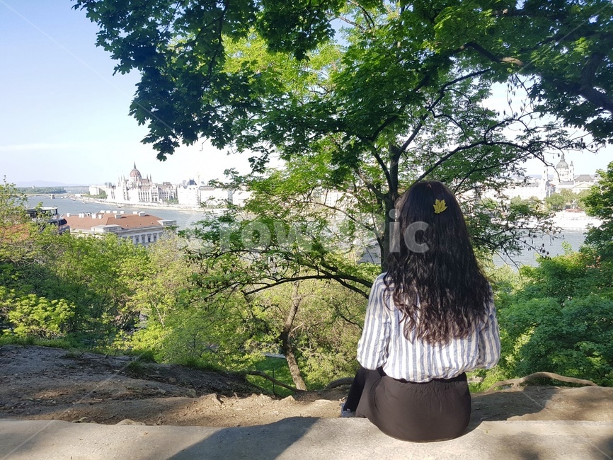 여자,뒷모습,앉아있는모습,부다페스트풍경,긴머리여자,나뭇잎머리장식,사람,인물,인간,human,person,여성,여자,woman,female,lady