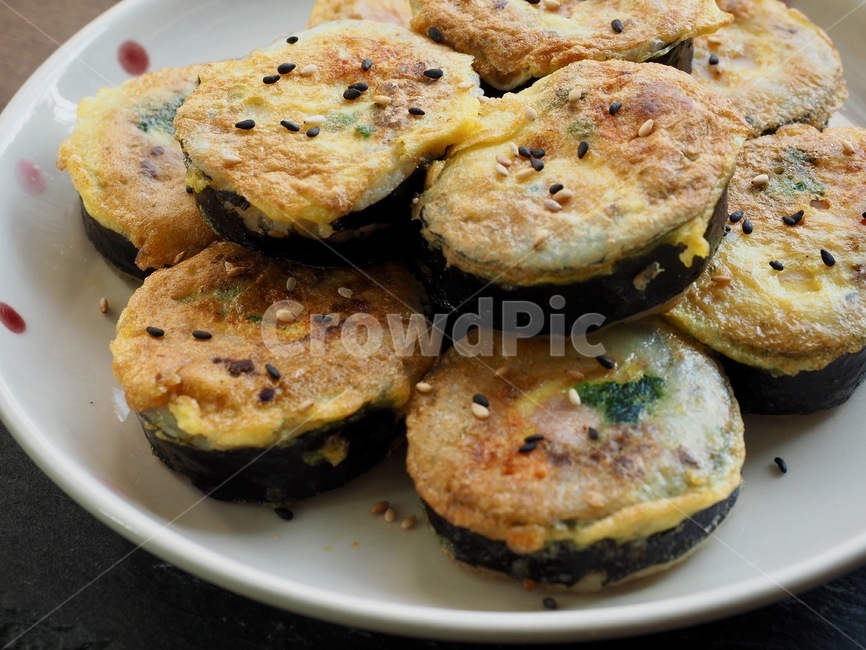 김밥,김밥계란구이,한국음식,식품,한식,한국문화,음식,한국,배경,음식문화,웰빙,문화,아시아,아시아음식,접시,전통,젓가락,식사,점심식사,점심,간식,김밥구이,음식,식재료,요리,food,cook,meal,dishes,food reserves,한식,한국음식,한국요리,korean food,korean dishes,korean meal,korean cook
