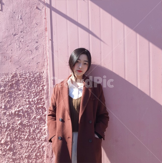 clothing,의류,apparel,의복,coat,코트,overcoat,외투,감성,여자,앞모습,상반신,여자얼굴,얼굴,사람