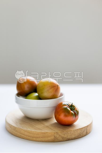 close up,tableware,fruit,recipe,health,plate,tomato,vegetable,many,inside,food,Daejeo Tomato,background,copy space,Food Ingredients,diet,cooking,fresh,table,organic